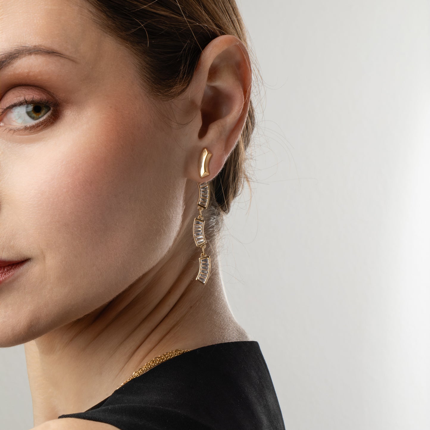 Il pendente con zirconi Borea di MyOhJewelry sposa splendidamente l’orecchino Aurora, in argento placcato oro.