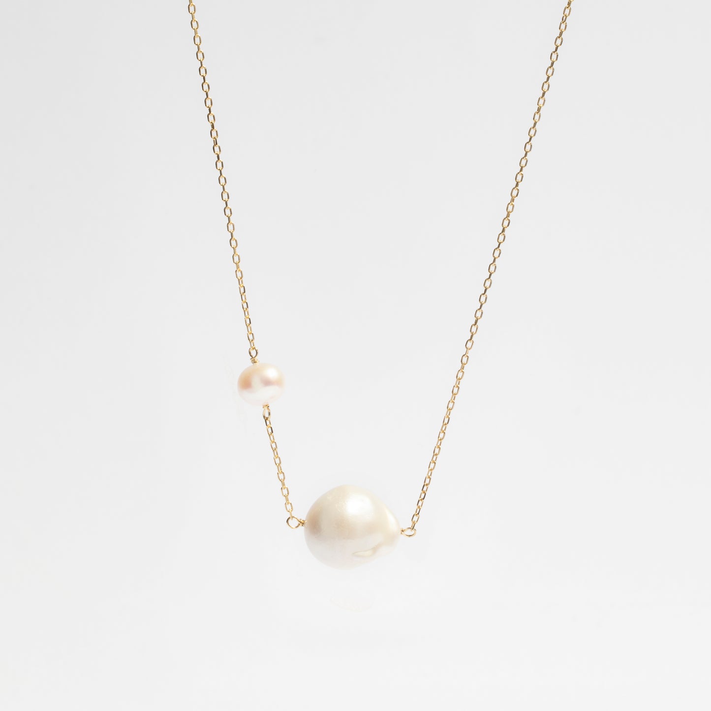 Collana Luna con perla centrale e arrangiamento armonioso di perle AAAA | MyOh Gioielli Lunari
Celestial-inspired necklace with harmonious pearl arrangement | MyOh Italian Artisanal