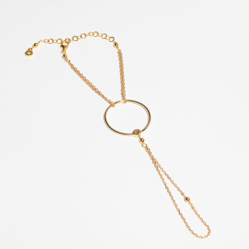 Baciamano Orbita in argento 925 placcato oro 18kt, catena moderna con elemento circolare ispirato alle costellazioni | MyOh Gioielli Celestiali
Modern chain hand jewelry with signature orbital element, contemporary celestial design | MyOh Italian Artisanal
