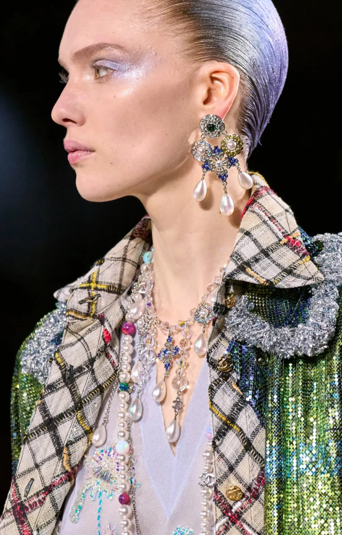 Run way Chanel fall 2026Vogue Runway. modella con gioielli e perle indossate.