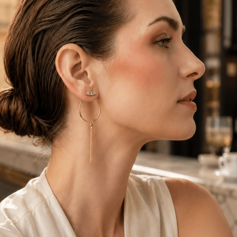 Donna che indossa myoh Jewelru, orecchini modulari con forma di cercchio in un bar al mattino prima di andare in ufficio. 