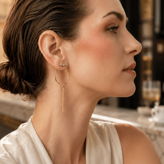 Donna che indossa myoh Jewelru, orecchini modulari con forma di cercchio in un bar al mattino prima di andare in ufficio. 
