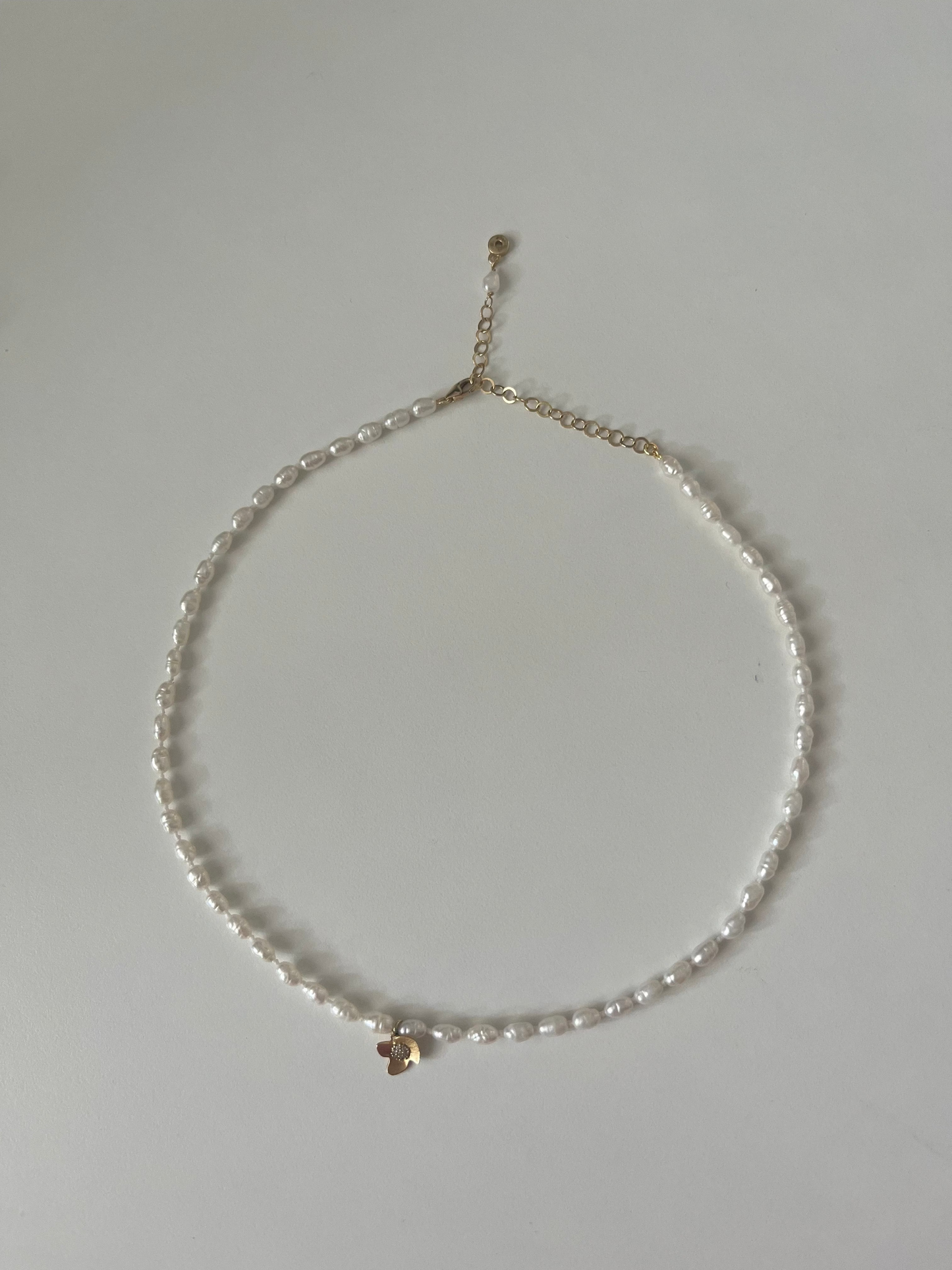 Girocollo di perle annodate con catena dorata e Ninfea in argento 925 placcato oro 18kt con zirconi.