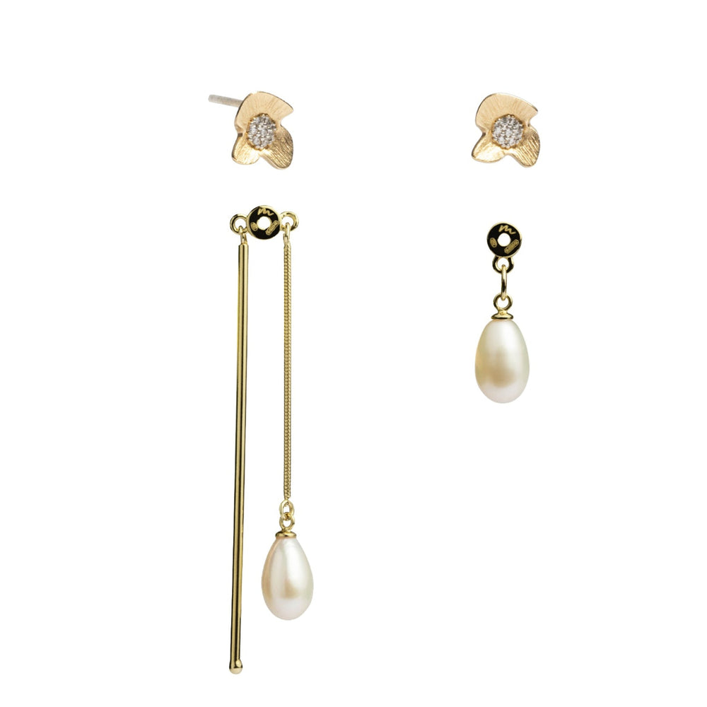 Set gocce di Ninfea: orecchini componibili Made in Italy ispirati ai giardini di Monet. Base con 7 zirconi incastonati a mano e charm con perle a goccia. Argento 925 placcato oro, design floreale modulare.

Ninfea Drops Set: Made in Italy modular earrings inspired by Monet's gardens. Base with 7 hand-set zirconia and charms with AAAA drop pearls. 925 silver gold-plated, modular floral design.

