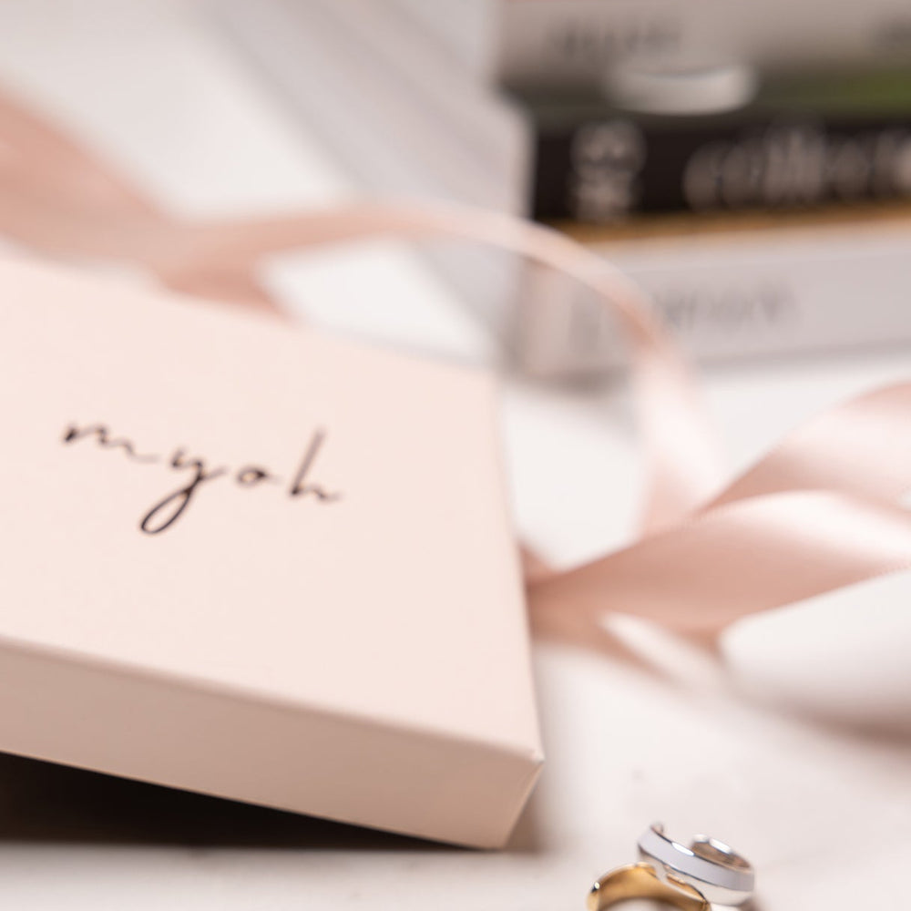 
                  
                    Rose quarz jewelry box packaging.
                  
                