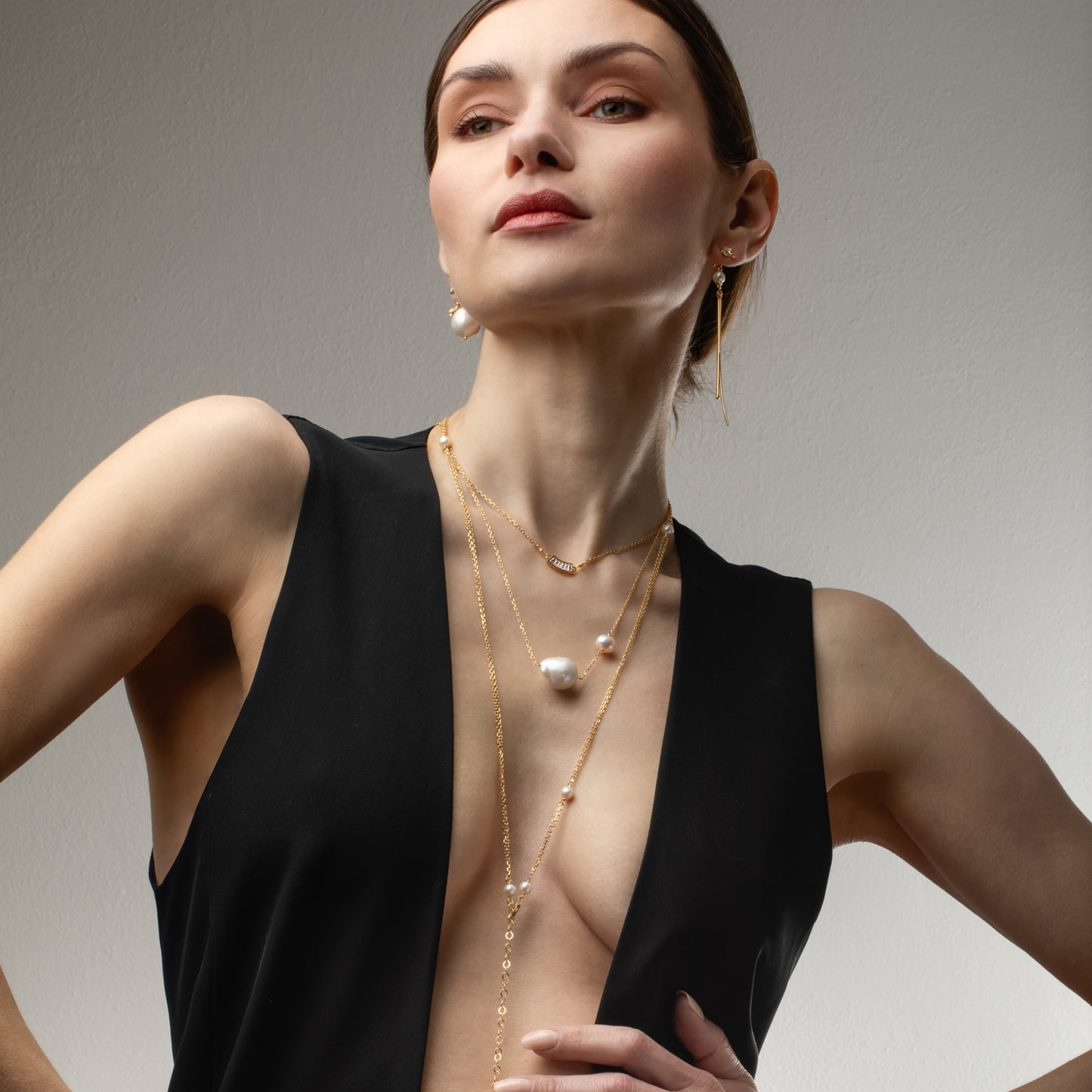 Abbina le collane  con perla naturale della collezione di  MyohJewelry in argento placcato oro agli orecchini Meteora per un’eleganza senza tempo.