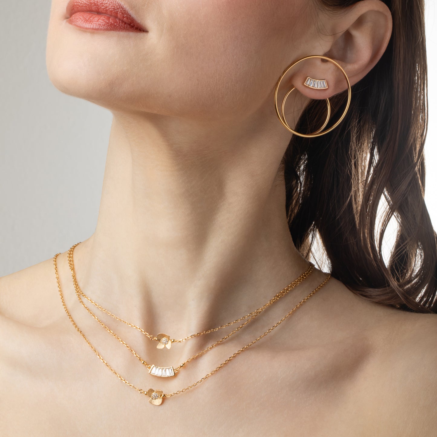 Regala i gioielli della collezione Ninfea e Irida di MyohJewelry, in argento placcato oro con zirconi, combinandoli con il charm DoppiaOrbita per un look unico.