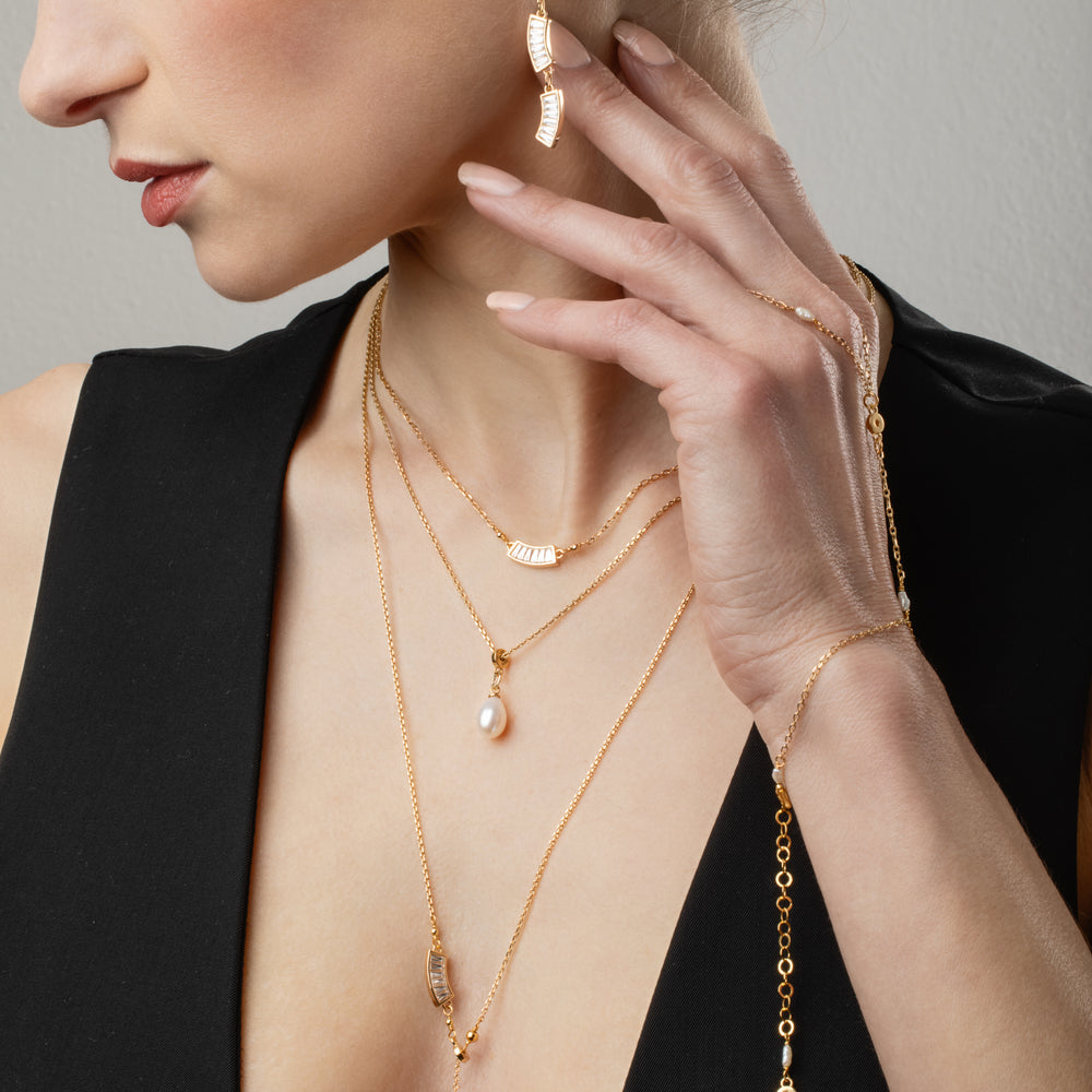 Gli orecchini Aurora sposano il luminoso charm pendente con zirconi Borea di MyOhJewelry, combinando la linearità e lo stile.