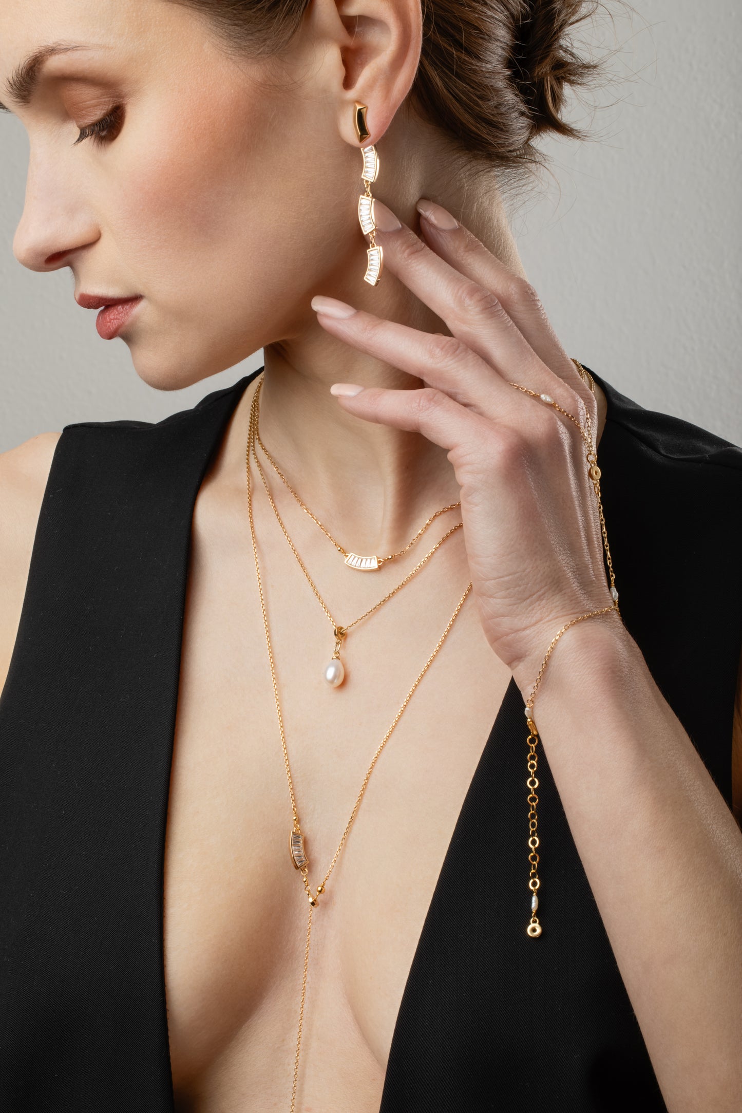 Gli orecchini Aurora sposano il luminoso charm pendente con zirconi Borea di MyOhJewelry, combinando la linearità e lo stile.