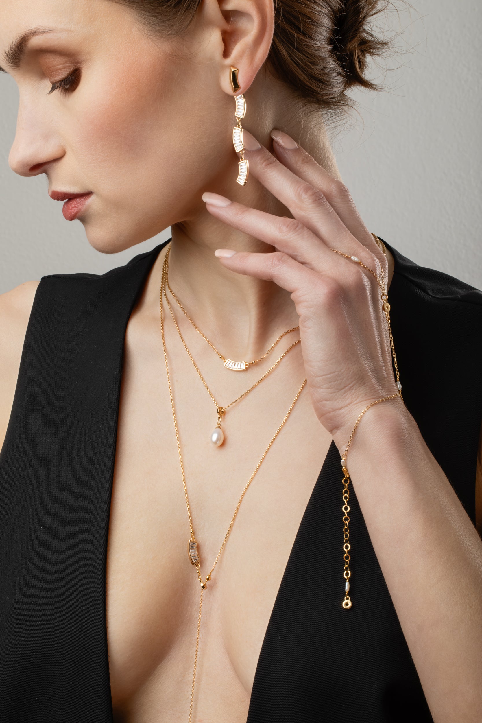 Gli orecchini Aurora sposano il luminoso charm pendente con zirconi Borea di MyOhJewelry, combinando la linearità e lo stile.