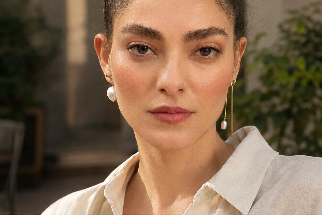 modelaindossando starter set di orecchini myoh