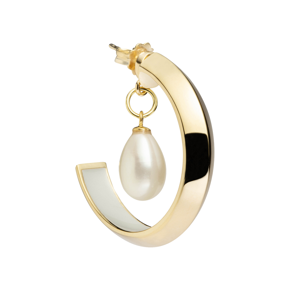 
                  
                    Orecchino modulare Orbita MyOh Jewelry in argento 925 placcato oro 18kt con smalto bianco interno e charm Elara con perla di fiume AAAA, gioiello artigianale italiano personalizzabile | MyOh Jewelry modular Orbita hoop earring in 18kt gold plated 925 silver with white enamel interior and Elara charm with 5mm AAAA drop pearl, customizable Italian handcrafted jewelry.
                  
                