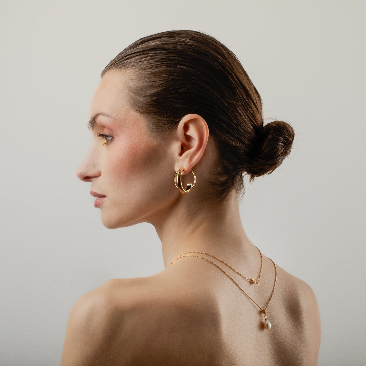 Orecchino modulare MyOh Jewelry: cerchio Orbita con charm coordinato in argento 925 placcato oro 18kt | Look minimal chic fotografato in studio | Gioiello artigianale italiano personalizzabile | MyOh Jewelry modular earring: Orbita hoop with matching charm in 18kt gold-plated 925 silver | Minimal chic look studio shot | Customizable Italian handcrafted jewelry