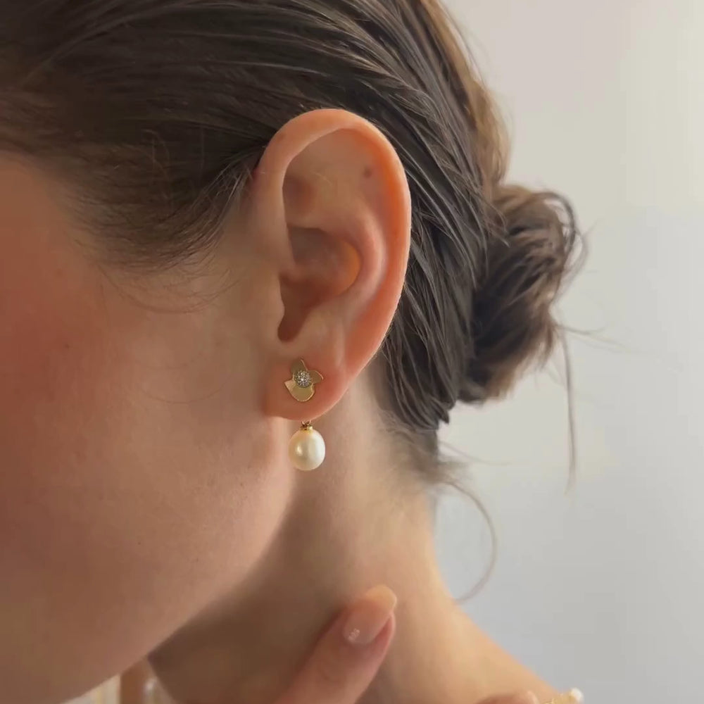 
                  
                    Carica e riproduci il video nel visualizzatore della galleria, Video of model wearing MyOh Jewelry - baciamano Ninfea
                  
                