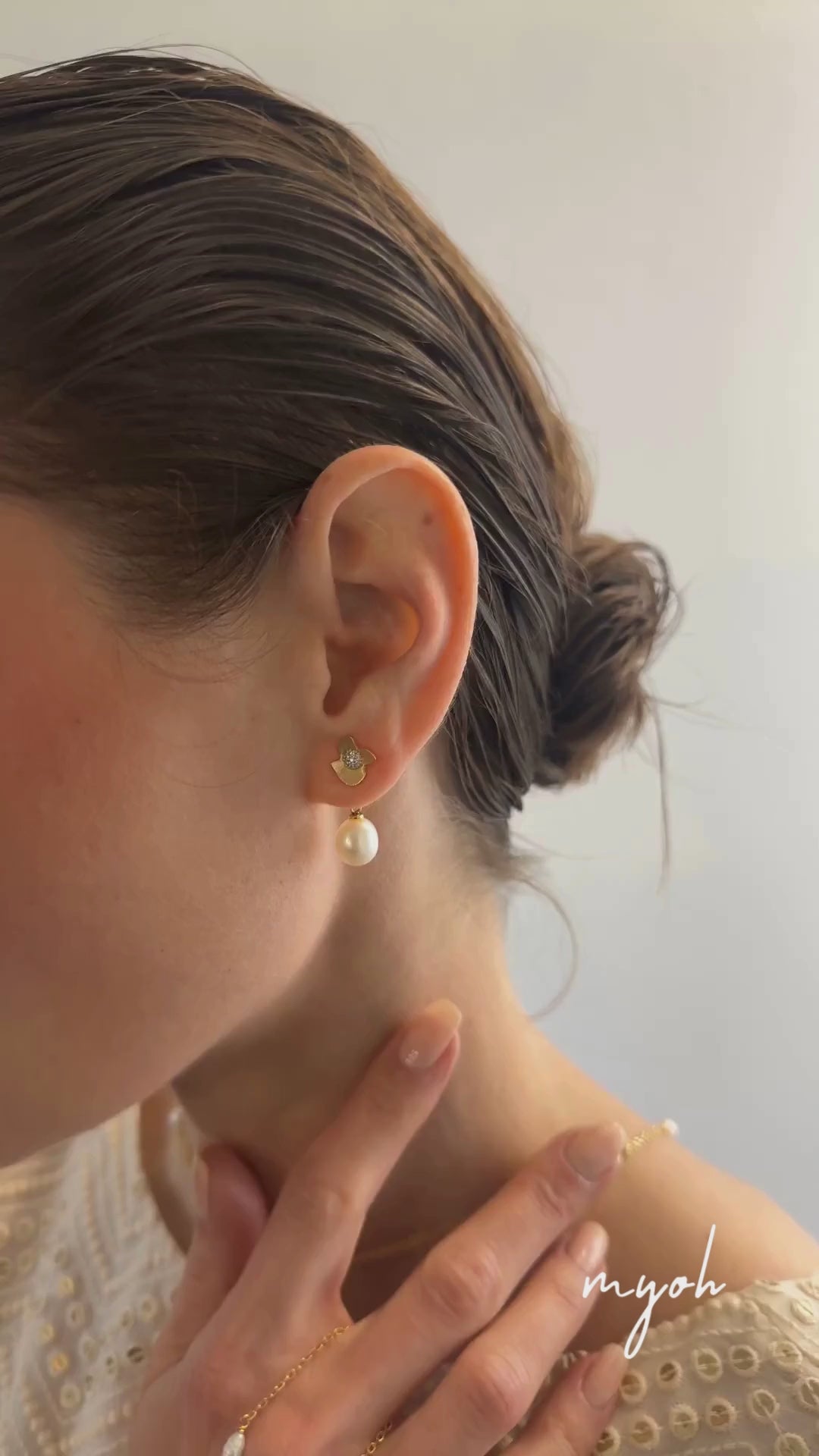 Video of model wearing MyOh Jewelry - baciamano Ninfea