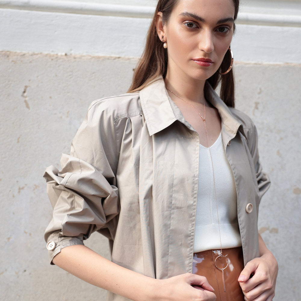 
                  
                    Collana Orbita indossata frontale con blazer bianco, perfetta per look business chic | MyOh Sistema Modulare
Versatile Y-necklace transforming daytime outfits with cosmic elegance | MyOh Contemporary Jewelry

                  
                