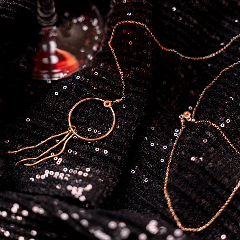 
                  
                    Orbita Fugace con abito nero scintillante, scene da cocktail party sofisticato | MyOh Gioielli Preziosi
Evening glamour with celestial-inspired jewelry, cocktail sophistication | MyOh Italian Luxury

                  
                