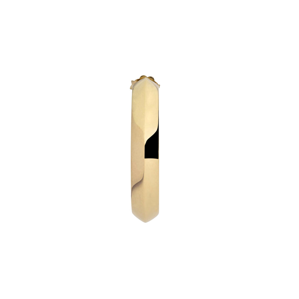 
                  
                    Orecchino Orbita MyOh Jewelry: cerchio piramidale in argento 925 placcato oro 18kt con design sfaccettato, dettaglio della forma geometrica che esalta la luminosità | MyOh Jewelry Orbita Hoop: pyramidal 18kt gold-plated 925 silver earring with faceted design, detail of geometric shape enhancing luminosity | Made in Italy
                  
                